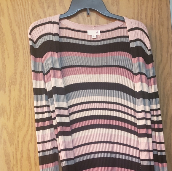 Gorgeous, long sleeve, cardigan. Open front, 2 pockets. Excellent condition - Picture 2 of 7